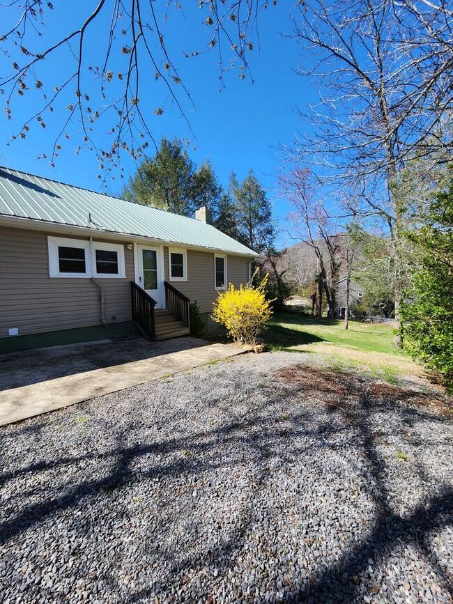 Building Photo - Black Mountain Cottage