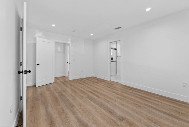 Building Photo - 678 E 45th St