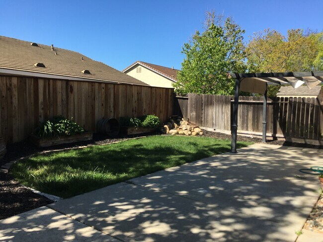 Building Photo - Updated Roseville Home
