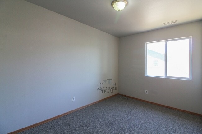 Building Photo - 825 S Elm St