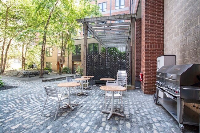 Building Photo - 251 Heath St
