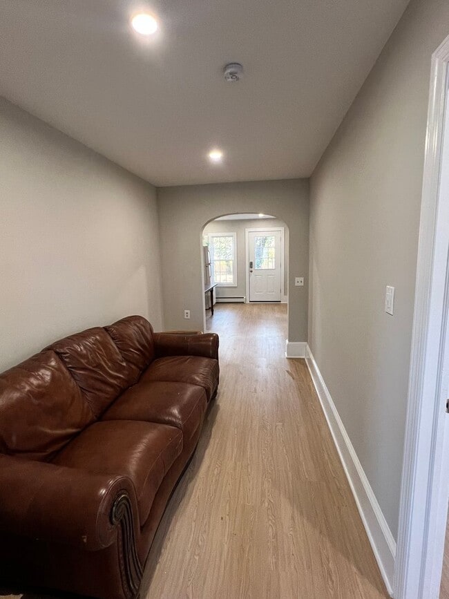 Building Photo - Pennington Rd, Ewing, NJ – 6BR / 2BA. Large single-family home near TCNJ with spacious driveway