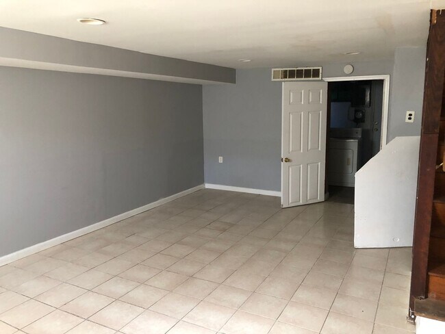 Building Photo - 3 Bedroom 1.5 bathroom townhouse for rent ...