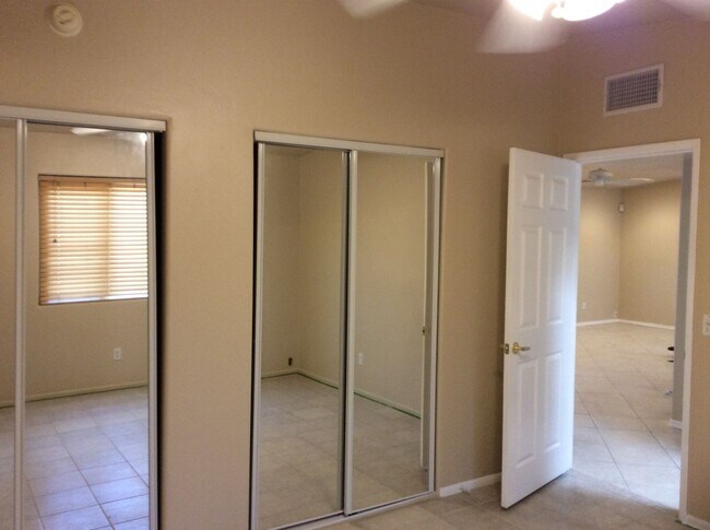Building Photo - Lovely 3 bedroom Home Near U of A Campus