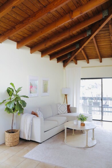 Building Photo - 5201 Orduna Dr