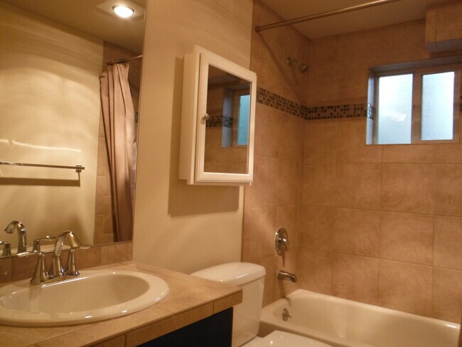 Building Photo - Beautiful Townhouse With Lots of Space