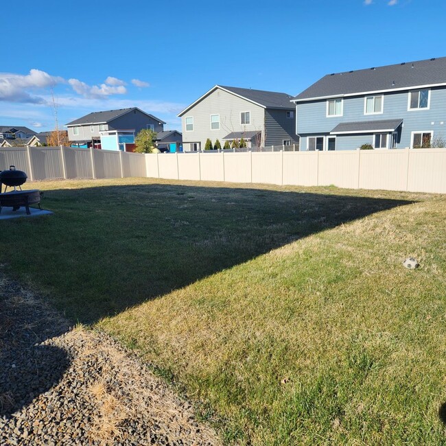 Building Photo - Newer 4 bed 2.5 bath Nampa home just off o...