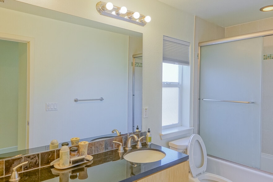 Building Photo - 1236 Poplar Ave