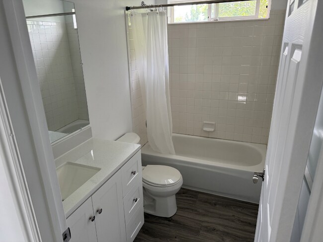 Building Photo - 799 Country Club Dr