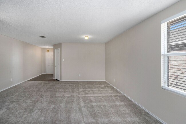 Building Photo - Beautifully Crafted 4-2-2 in Fort Worth!