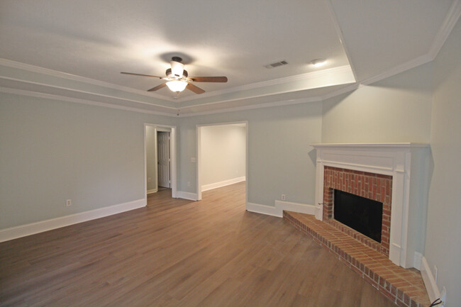 Building Photo - 320 Hawthorne Dr