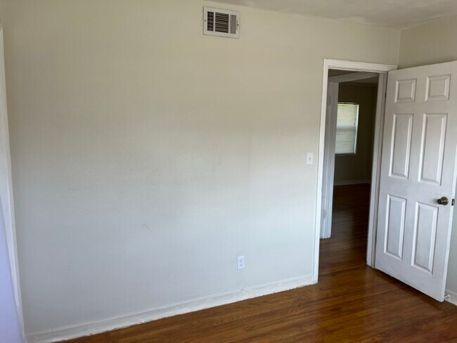 Building Photo - 1348 Lamanto Ave E