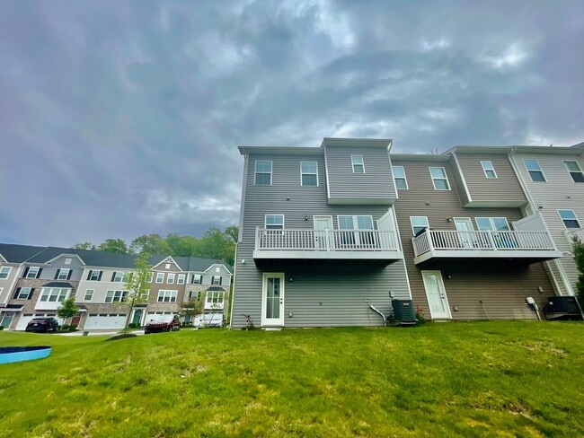 Building Photo - Pittsburgh - 3 Bedroom 2.5 Bathroom - Town...