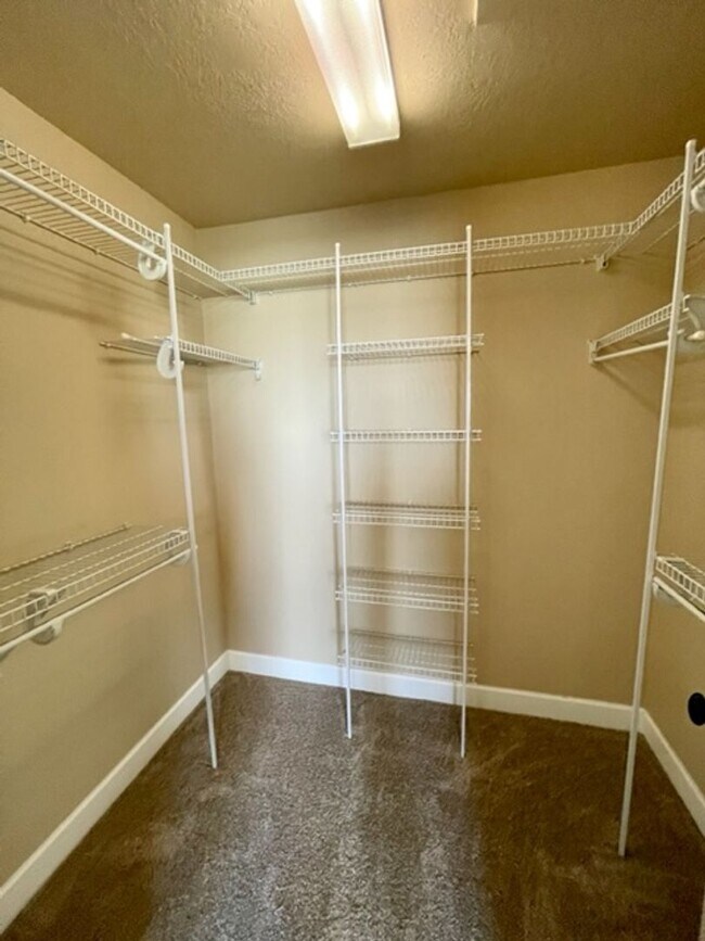 Building Photo - Gorgeous 3 bedroom spacious home in NE Ben...