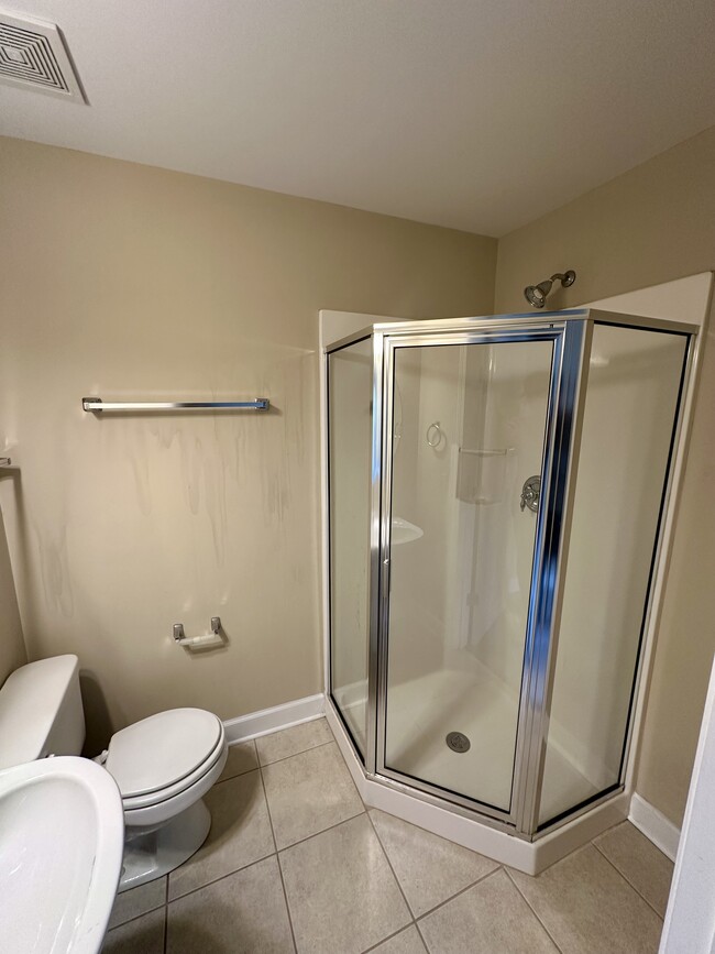 Bedroom 2 bathroom - 8608 Gauphin Pl