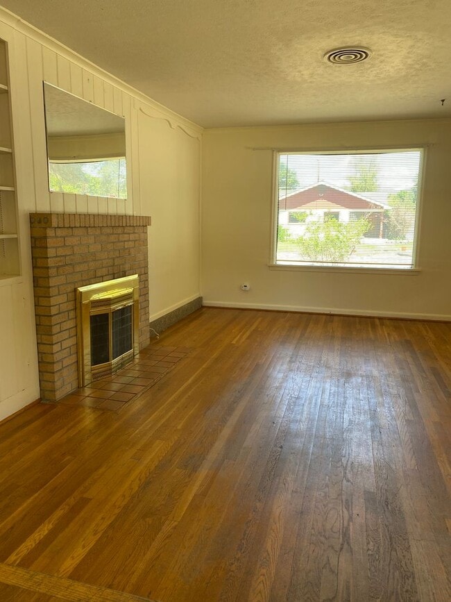 Building Photo - 2 WEEKS FREE WITH SIGNED LEASE Dog Friendl...