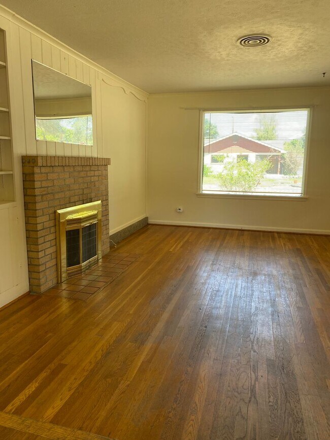 Building Photo - Dog Friendly Classic university home with ...