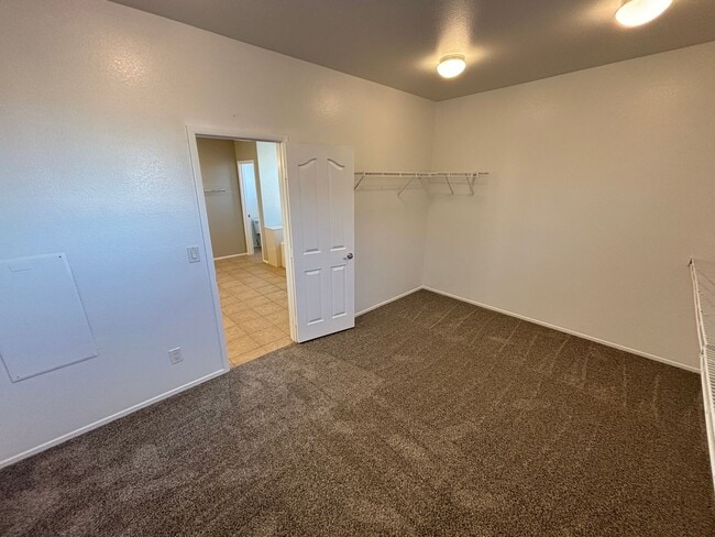 Building Photo - Gorgeous 6Bed/5Bath/4Car, 2-Story Home located in the Mountains Edge