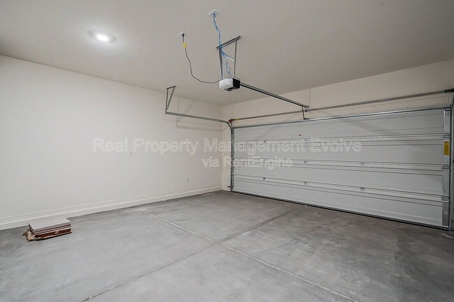 Building Photo - 6450 W Magdalena Ln
