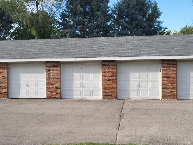 Building Photo - 4402 W Shamrock Ln