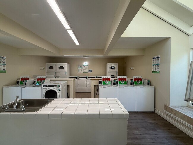 Building Photo - 1 bed 1 bath available in the Arden area of Sacramento!