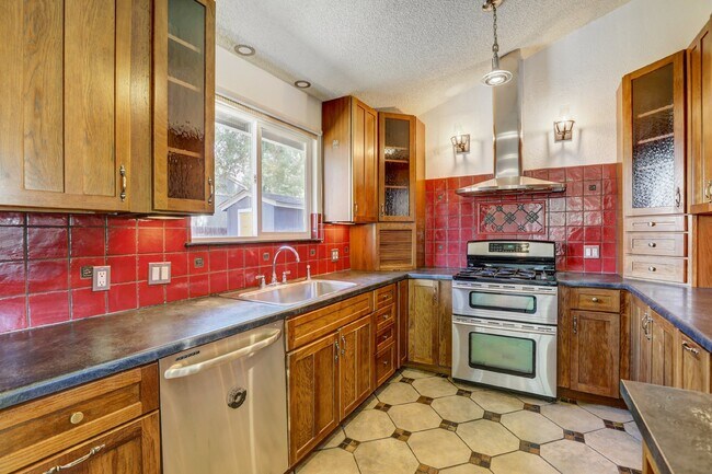 Building Photo - $3,200.00 - 3 Bedrooms, 2 Bathrooms, Singl...