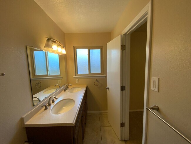 Building Photo - 3 Bedroom Single Story Home Near Juan Tabo...