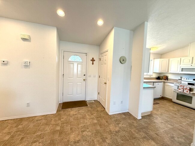 Building Photo - Charming Fully Furnished 2-Bedroom Home