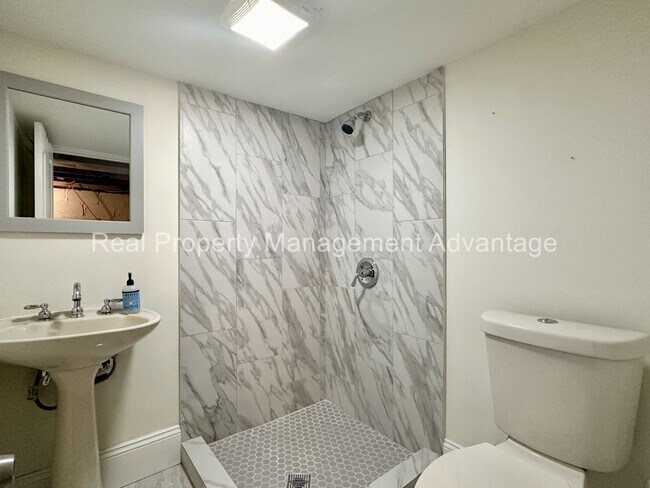Building Photo - 310 W Hazelhurst St