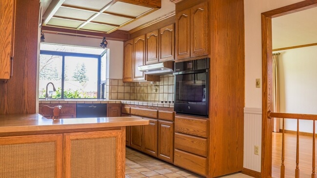 Building Photo - 805 Forest Ridge Dr