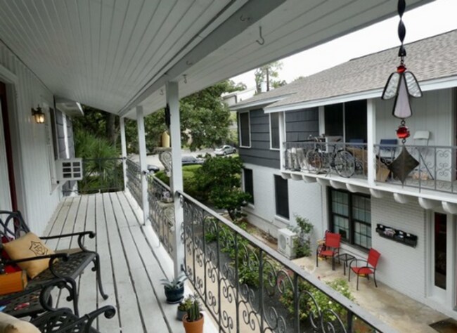 Building Photo - Charming 2-bedroom, 1-bathroom apartment!