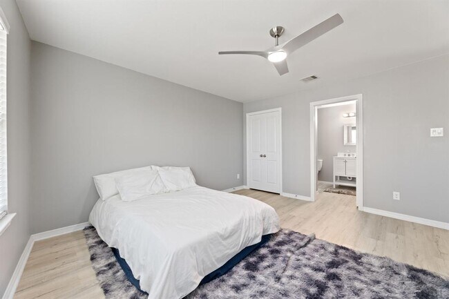 Building Photo - 709 N Bayshore Dr