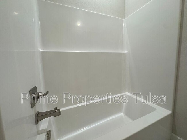 Building Photo - 1102 E Delmar Pl