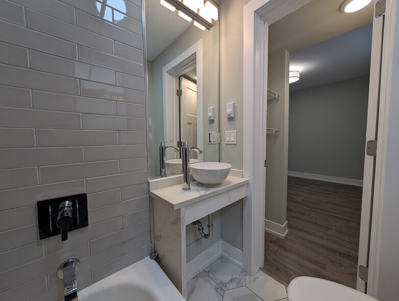 Building Photo - 501 W Belmont Ave