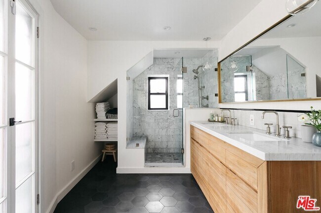 Building Photo - 8831 Lookout Mountain Ave