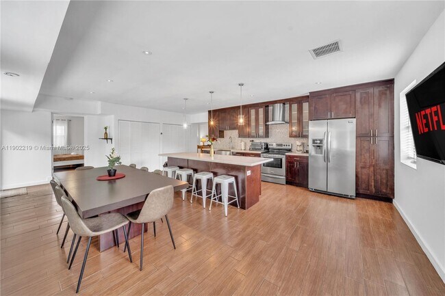 Building Photo - 710 NE 141st St