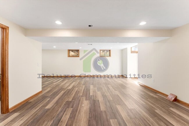 Building Photo - 4 bedroom 3.5 bath