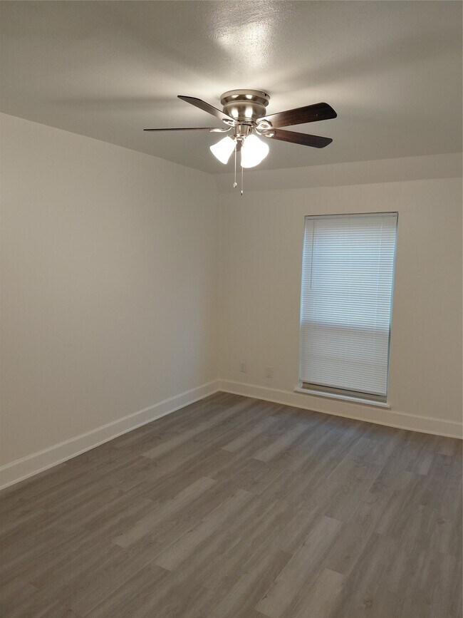 Building Photo - 13150 Trail Hollow Dr