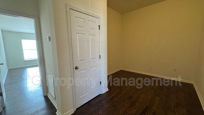 Building Photo - 12999 Sunset Lake Dr