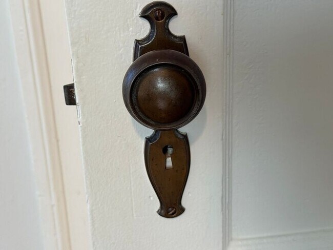 Building Photo - Medical District Location, Fenced Yard, an...