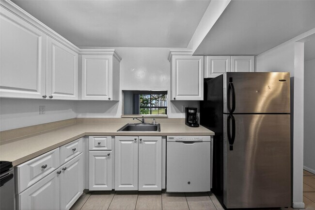 Building Photo - 711 N Pine Island Rd