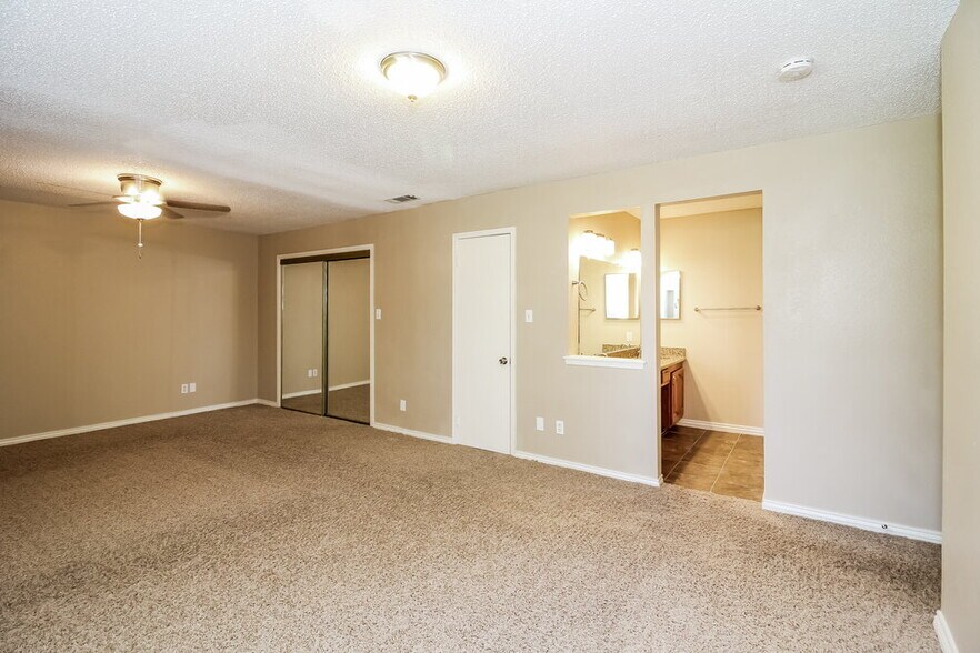 Building Photo - 1037 Eagle Ct