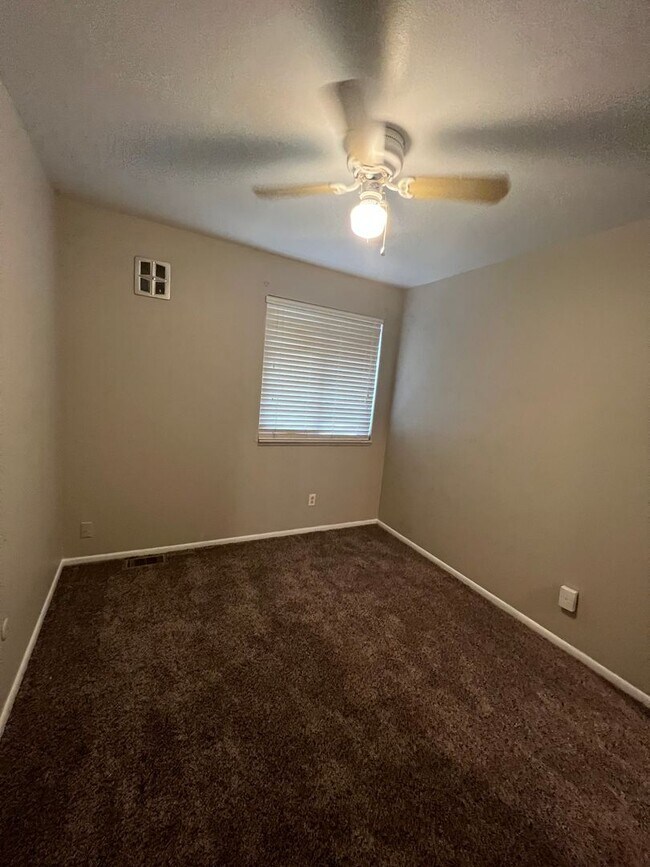 Building Photo - 3 Bedroom Condo in Cinnimon Courtyards