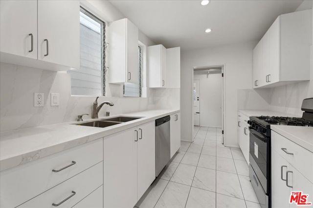 Building Photo - 205 S Reeves Dr