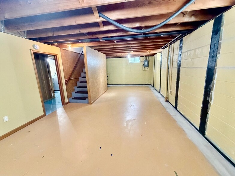 Building Photo - 2098 Sherwood Ave