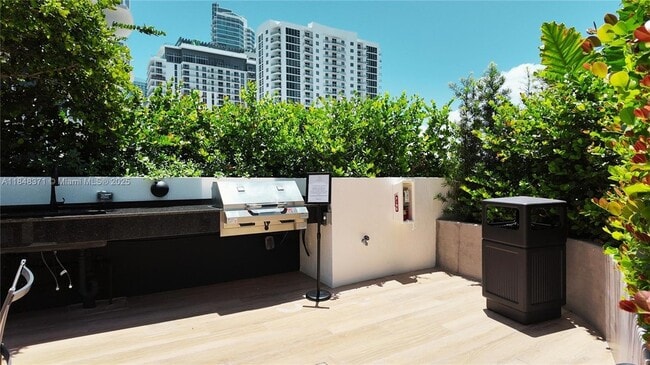 Building Photo - 700 NE 24th St