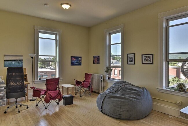 Building Photo - 101 Main St