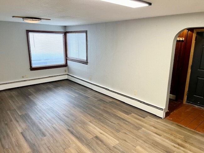 Building Photo - Midtown 3 Bed Apt. w/ 2 Car Garage
