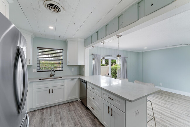 Building Photo - 856 SW Rustic Cir