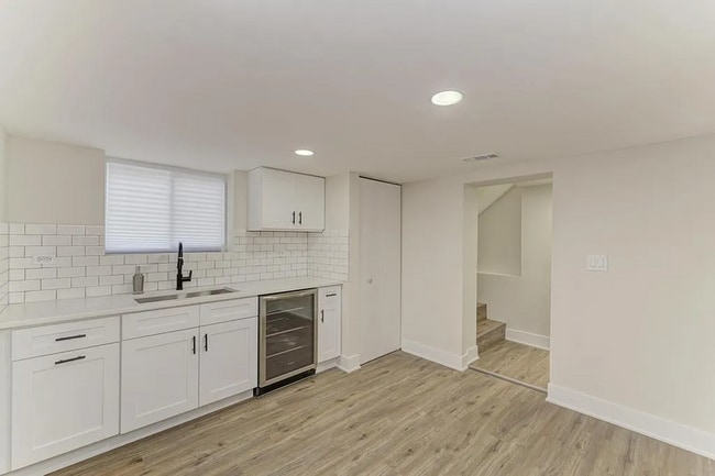 Building Photo - Portage Park 4 bed, 2.5 bath classic!